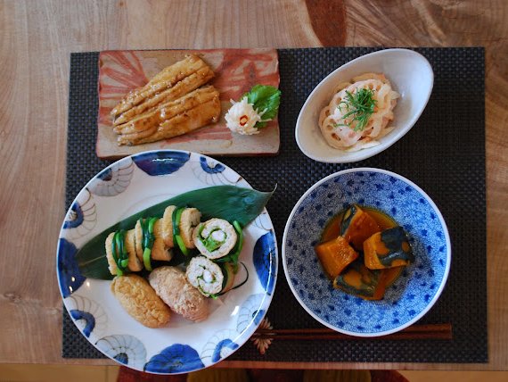 料理上手コースでつくる料理の一例（稲荷寿司、鰯の蒲焼き、南瓜の煮物など）